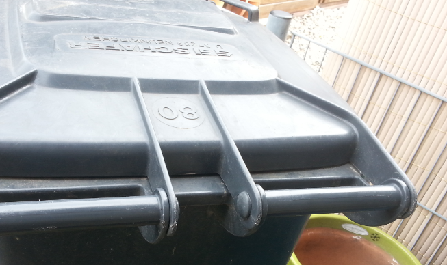 garbage cans - Thumbnail 1